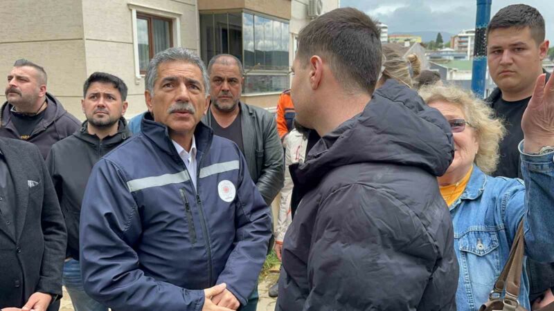 Bursa’da istinat duvarı çöktü! Gemlik Belediye Başkanı Deviren: ‘Sorumlular cezalandırılacak’ Gemlik Belediye Başkanı Şükrü Deviren, Yenimahalle’de istinat duvarının sitenin üzerine
