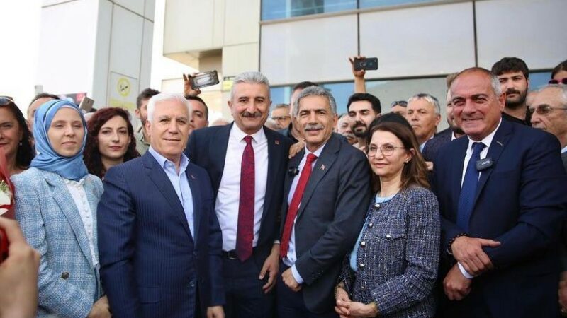 Gemlik’in yeni Başkanı Şükrü Deviren görevi teslim aldı Gemlik Belediyesi’ni kazanan CHP’li Şükrü Deviren, Uğur Sertaslan’dan görevi devraldı.
