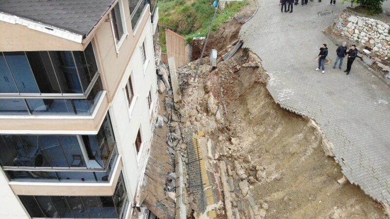 Bursa’nın Gemlik ilçesindeki faciada son durum! Kaymakam Göç’ten açıklama… Bursa’nın Gemlik ilçesinde yağmurun etkisiyle istinat duvarı apartmanın üzerine çöktü.