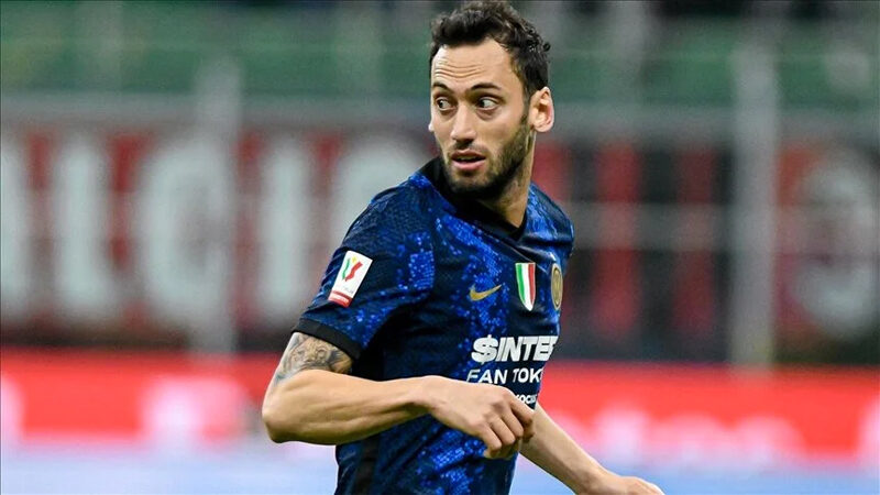 Çalhanoğlu’ndan Galatasaray açıklaması Inter'de forma giyen milli futbolcu Hakan Çalhanoğlu, ''Galatasaray'a duyduğum sevgiyi,