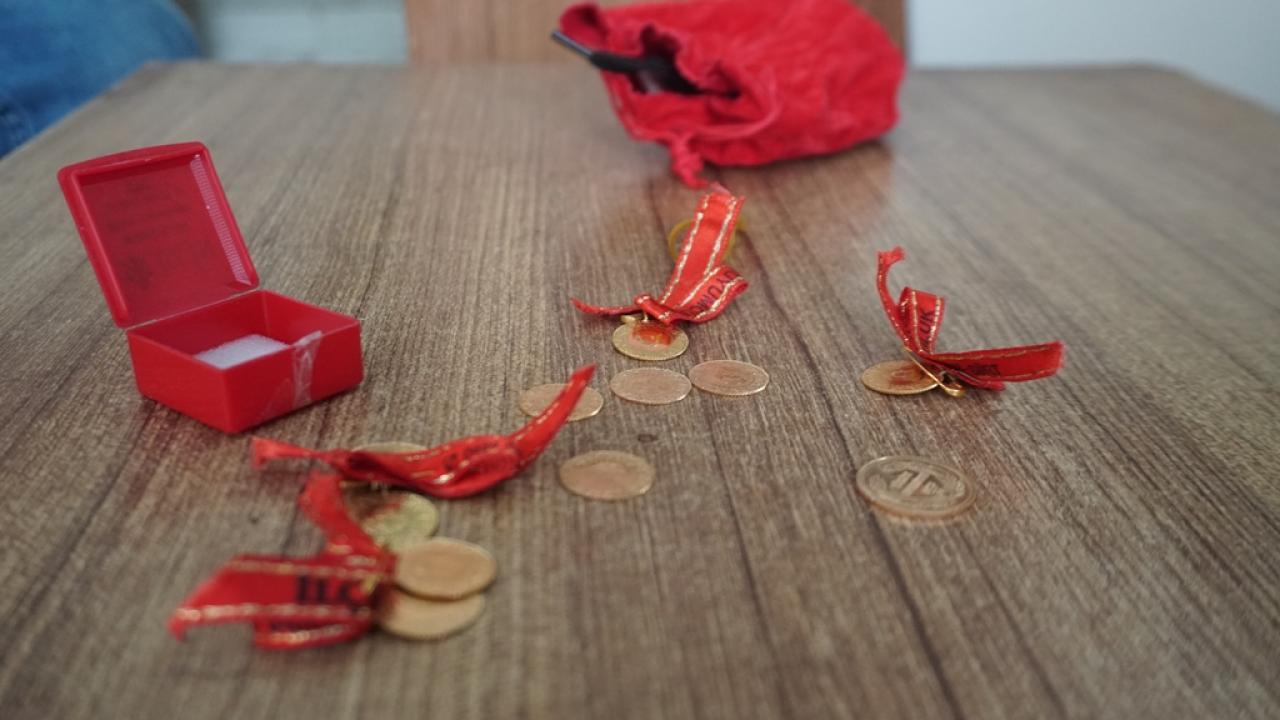 Yıkamaya getirilen halının içinden altın çıktı