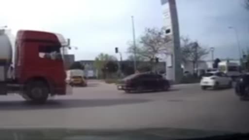 Görüntüler Bursa’dan… Motosiklet TOGG’a böyle çarptı