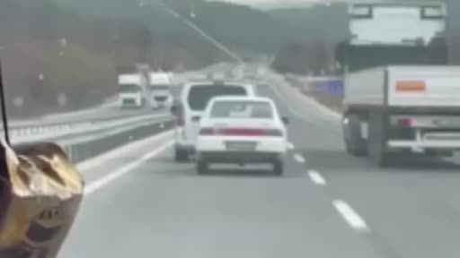 Görüntüler Bursa’dan… Arızalanan otomobili böyle çekti