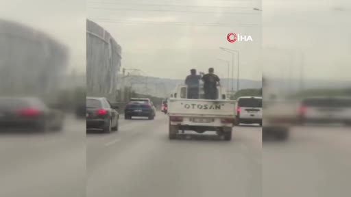 Görüntüler Bursa’dan… Kamyonet kasasında halay