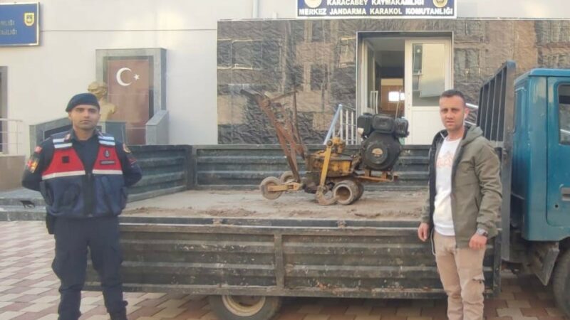 JASAT hırsızı kıskıvrak yakaladı Bursa’nın Karacabey ilçesinde hırsızlık yapan şahsı Jandarma Dedektifleri (JASAT) kıskıvrak