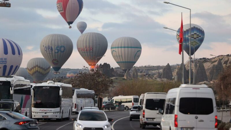 Bayram tatilinde Kapadokya’ya yoğun ilgi Ramazan Bayramı tatili dolayısıyla konaklama tesislerinde doluluk oranının yüzde 100'e
