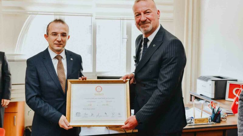 Karacabey Belediye Başkanı Fatih Karabatı mazbatasını aldı Bursa’nın Karacabey ilçesinde İYİ Parti’den Belediye Başkanı seçilen Fatih Karabatı,