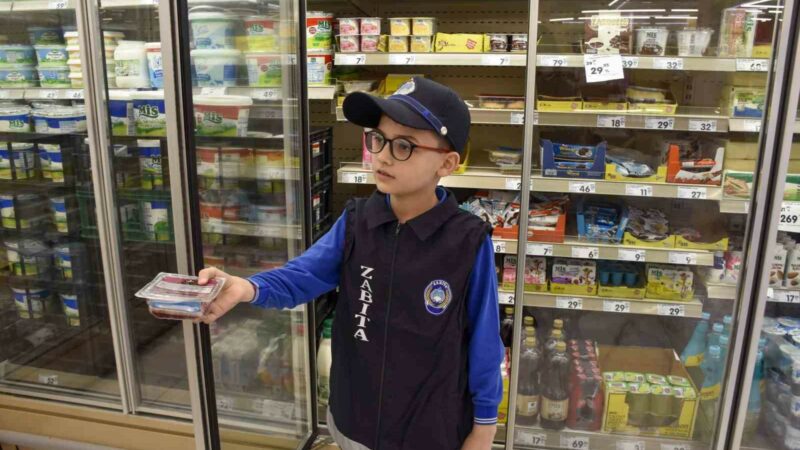 Karacabey’de çocuklar zabıta oldu Karacabey Belediyesi’ne bağlı zabıta ekipleri, ilçede eğitim gören öğrencilere tüketim