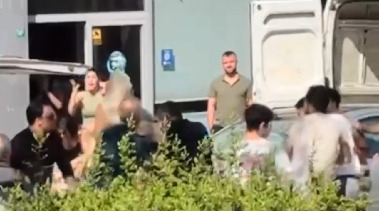 Bursa’da olaylı gün! Kargocular ile müşteriler birbirlerine girdi Bursa’da olaylı gün! Kargocular ile müşteriler birbirlerine girdi