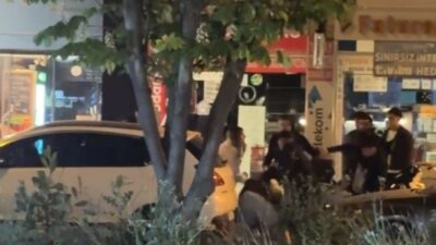 Kavgaya tutuşan gençler caddeyi ringe çevirdi