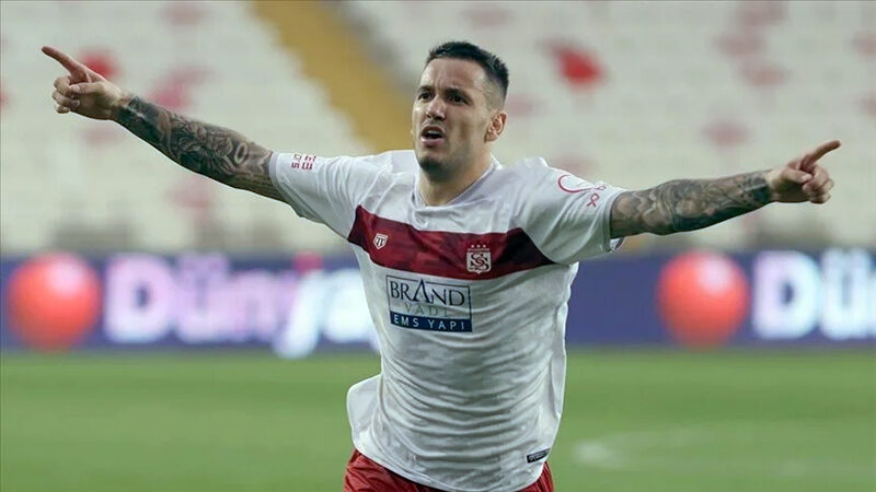 Rey Manaj, tarihe geçti Trendyol Süper Lig ekiplerinden EMS Yapı Sivasspor'un forveti Rey Manaj,