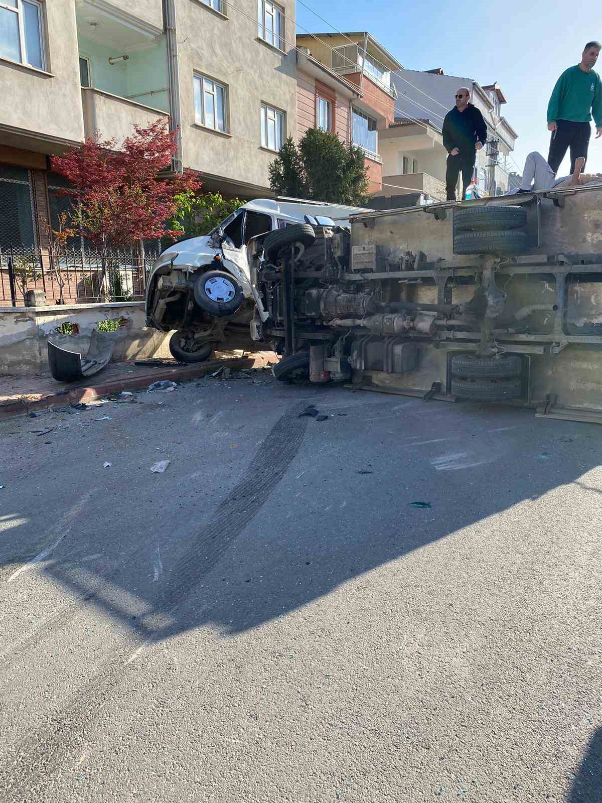 Bursa’da minibüs ile kamyonet çarpıştı: 3 yaralı