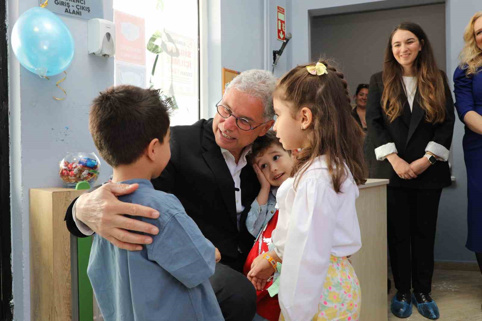 Mudanya Belediye Başkanı Dalgıç çocuklarla bayramlaştı Mudanya Belediye Başkanı Dalgıç çocuklarla bayramlaştı