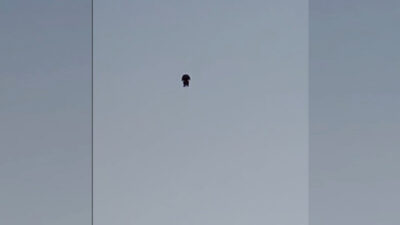 Gökyüzünde aniden belirdi! İnsan şeklinde siyah bir cisim…