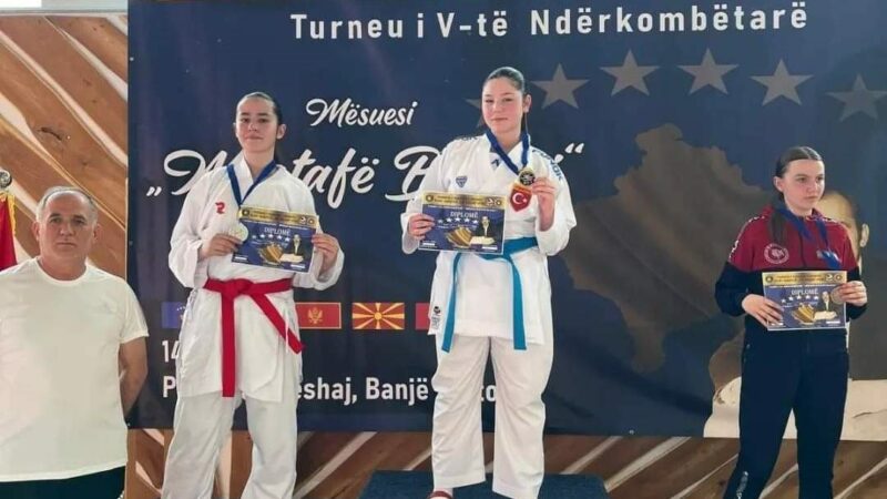 Nilüfer Belediyespor Kulübü sporcuları, Kosova’da düzenlenen karate müsabakalarında elde ettiği