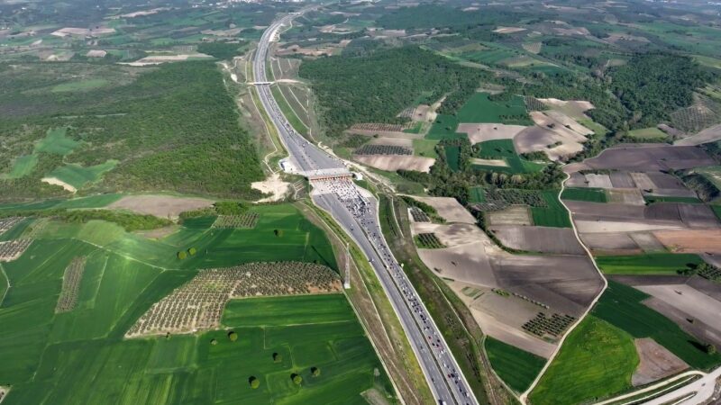 Dönüş yolu çile yolu! Gişelerde kilometrelerce kuyruk… Dokuz günlük Ramazan Bayramı tatili neredeyse bitti. Pazartesi günü iş