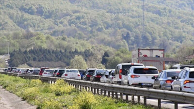 Otoyollarda bayram tatili yoğunluğu