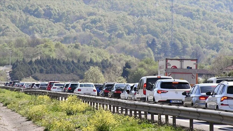 Otoyollarda bayram tatili yoğunluğu
