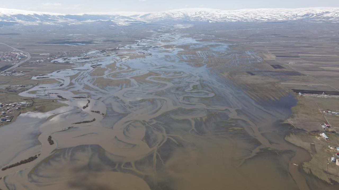 Karlar eridi Ardahan Ovası göle döndü