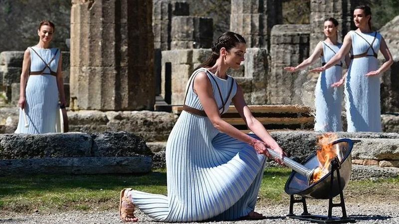 Paris 2024 Olimpiyat Oyunları meşalesi yakıldı Paris 2024 Olimpiyat Oyunları meşalesi yakıldı