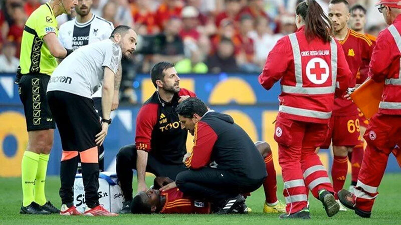 Sahada kalp krizi geçirdi Roma'da forma giyen ve Udinese maçında kalp krizi geçirerek yere