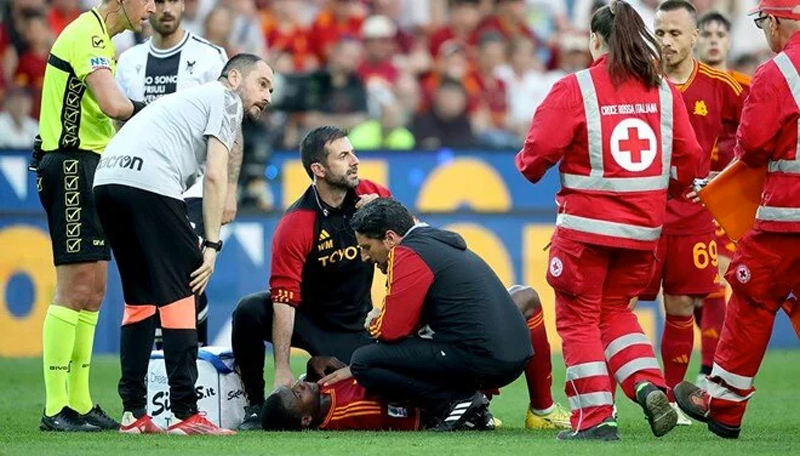 Sahada kalp krizi geçirdi Sahada kalp krizi geçirdi