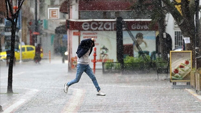 Bursa’nın 3 ilçesi için kritik uyarı Meteoroloji, Çanakkale, Balıkesir, Bursa ve Yalova çevrelerinde kuvvetli yağış beklendiğini