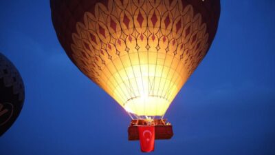 Kapadokya’da balonlar 23 Nisan için havalandı