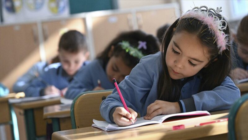 Yeni müfredat taslağı bugün askıya çıkıyor Milli Eğitim Bakanlığı, yeni müfredatla ilgili taslağı bugün askıya çıkarıyor.