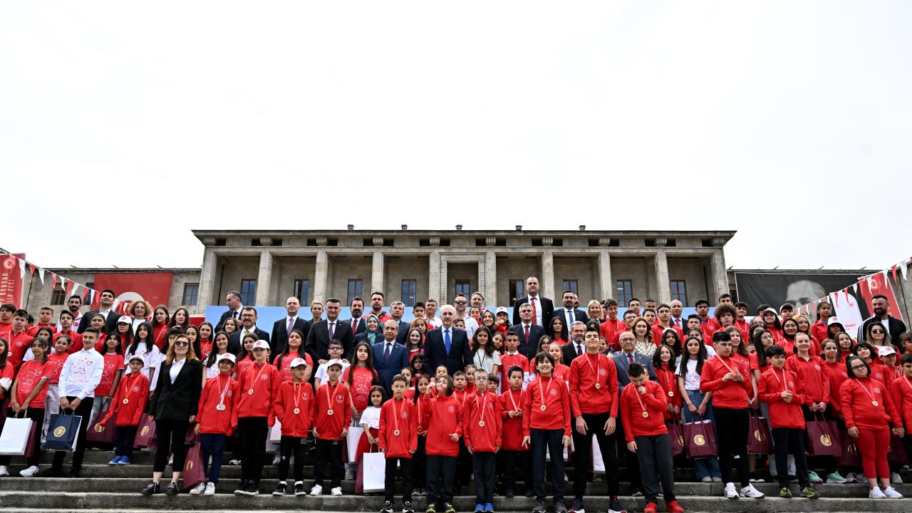 Meclis’te 23 Nisan coşkusu