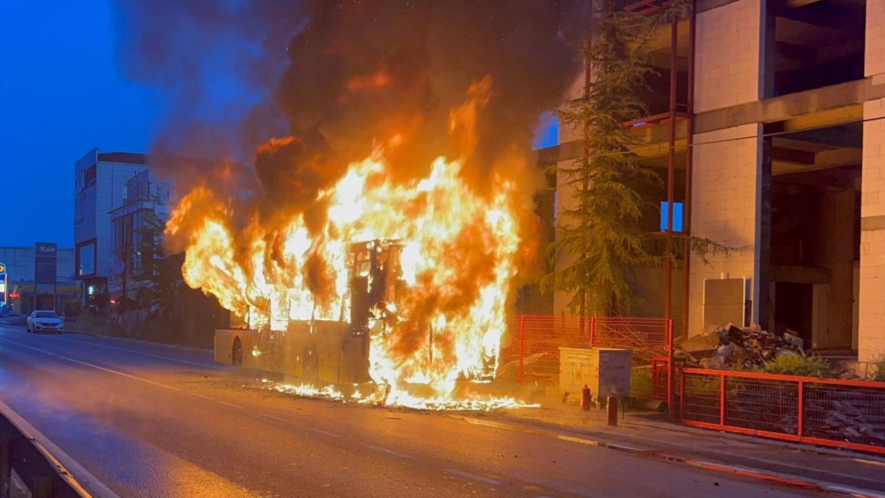 Seyir halindeki otobüs yandı