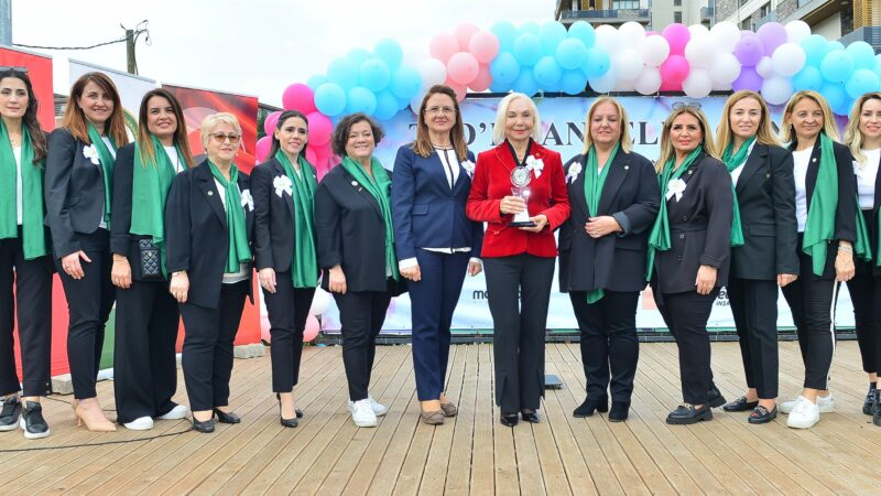 Annelerden geleneksel buluşma Türk Anneler Derneği (TAD) Bursa Şubesi, Anneler Günü'nü renkli bir