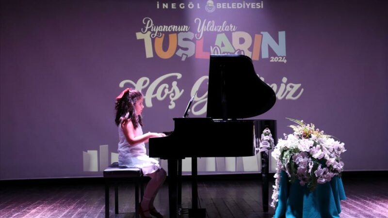 Bursa’da piyanonun küçük üstatları performanslarıyla mest etti İnegöl Belediyesi, 5-15 yaş aralığında piyano eğitimi alan öğrencilerin yeteneklerini