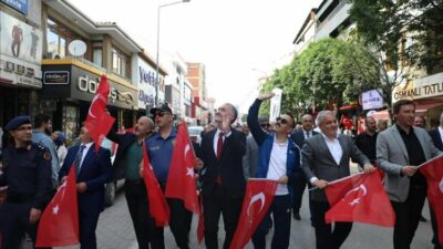İnegöllü gençler 19 Mayıs coşkusunu sokaklara taşıdı