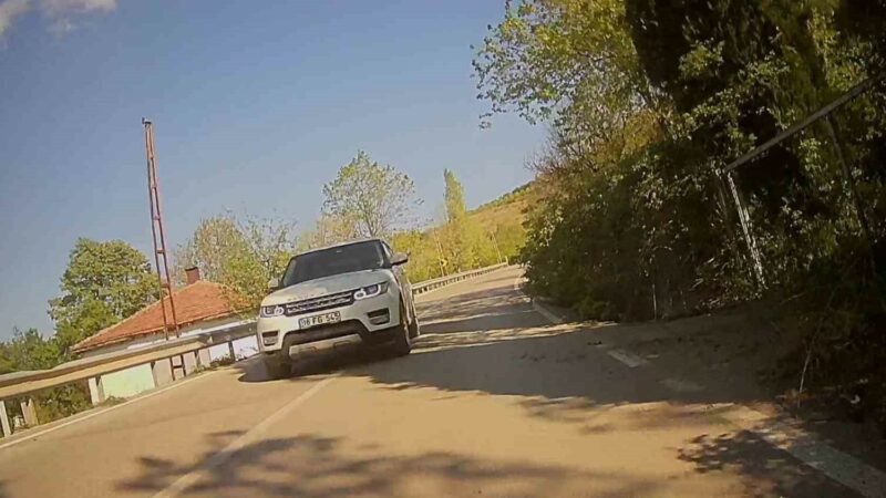 Yer: Bursa… 20 saniye içinde 2 kez ölümden döndü Bursa’da motosikletiyle gezintiye çıkan kişi, virajlarda 20 saniye içinde karşısına