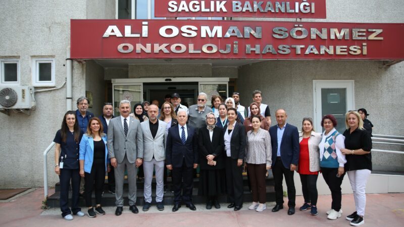 Başkan Bozbey’den Onkoloji Hastanesi’ne ziyaret Bursa Büyükşehir Belediye Başkanı Mustafa Bozbey, ‘Kanser Haftası’ ve ‘Hemşireler