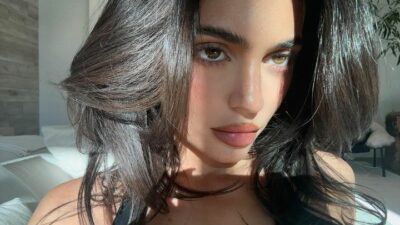 Üstsüz pozuyla yaktı geçti!