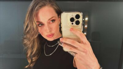 Göğüs dekolteli balkon pozu!