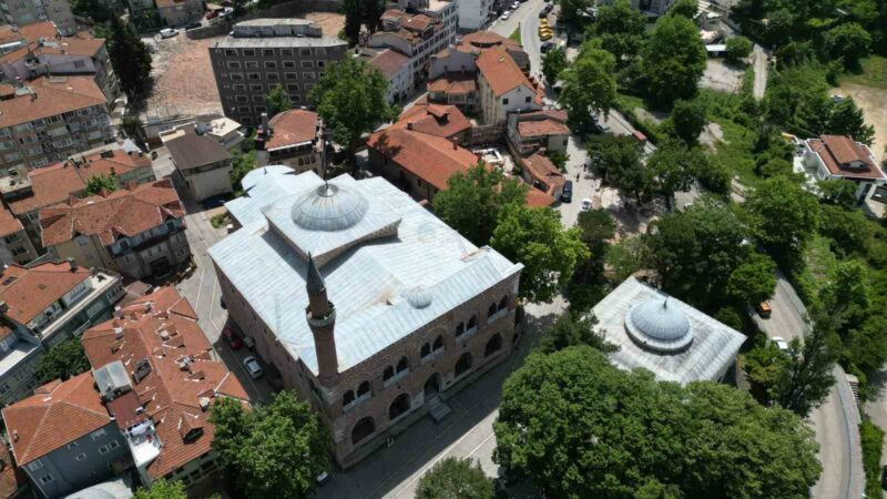Bursa’da 658 yıllık tarihi cami ucube yapıların arasında kurtarılmayı bekliyor