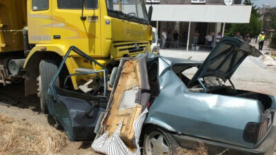 Köpeği ezmemek için ani manevra 4 can aldı