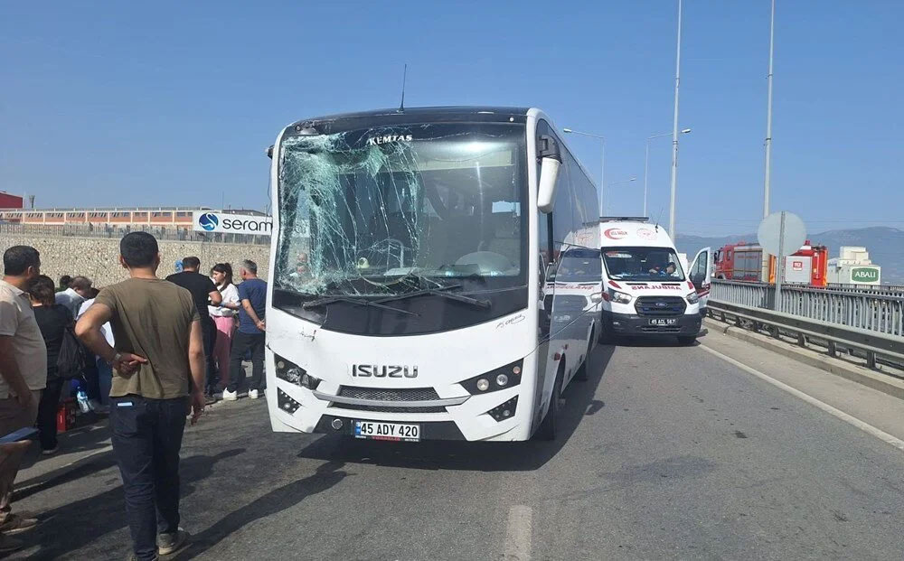 Manisa’da işçi servisleri otobüsle çarpıştı: 35 yaralı