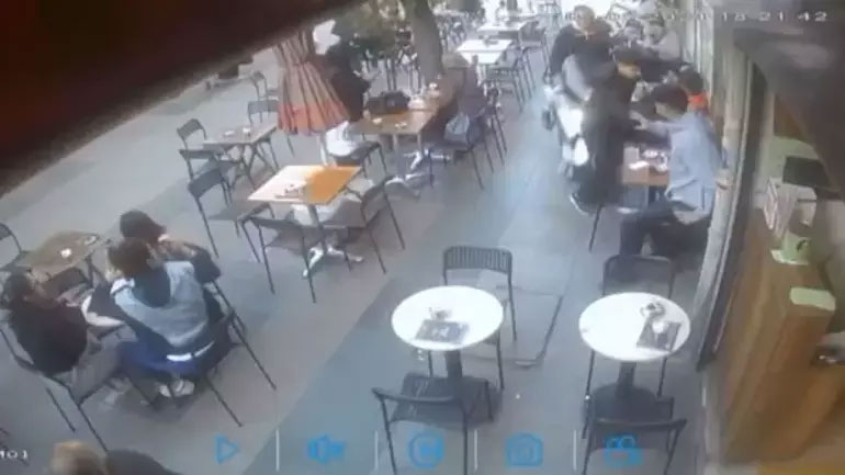 Kafede oturan müşterilerin arasına daldı: 4 yaralı