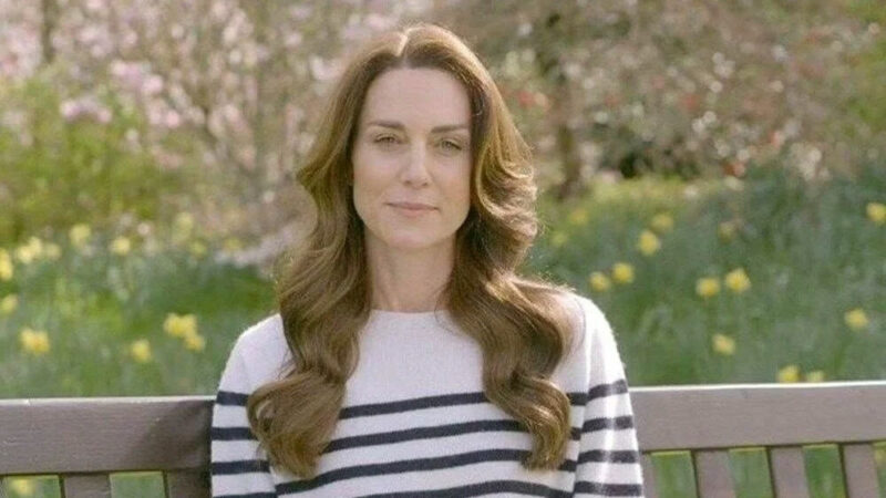 Kanser tedavisi gören Kate Middleton geleneği bozmadı Galler Prensesi Kate Middleton ile Prens William'ın kızları ve İngiltere