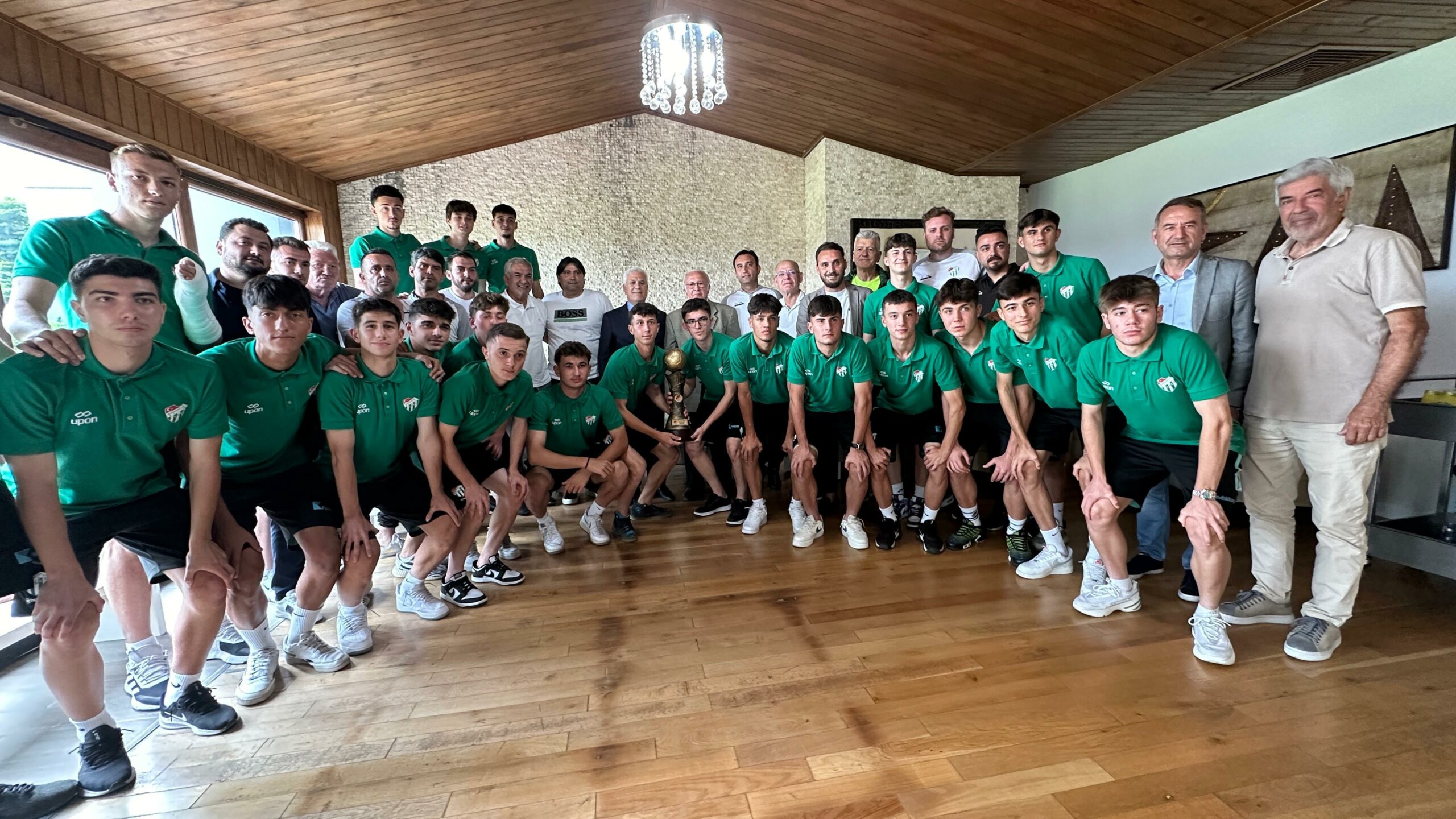 Başkan Bozbey’den Bursaspor’un şampiyonlarına ödül Başkan Bozbey’den Bursaspor’un şampiyonlarına ödül