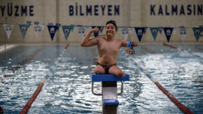 Tek koluyla yüzen Bursalı Muhammed Ali, ilk madalyalarını kazandı