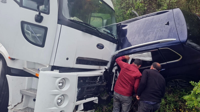 Bursa'nın Orhaneli ilçesinde 3 aracın karıştığı kazada, 2 kişi öldü.