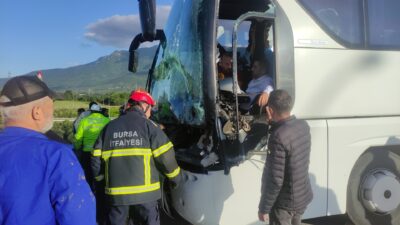 Bursa’da yolcu otobüsü TIR’a çarptı