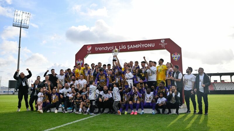1. Lig şampiyonu Eyüpspor kupasını aldı Trendyol 1. Lig'de 2023-2024 sezonunu 75 puanla şampiyon tamamlayan Eyüpspor,
