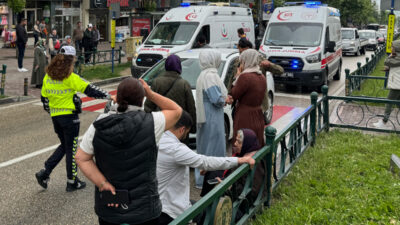 Bursa’da otomobil yayalara çarptı