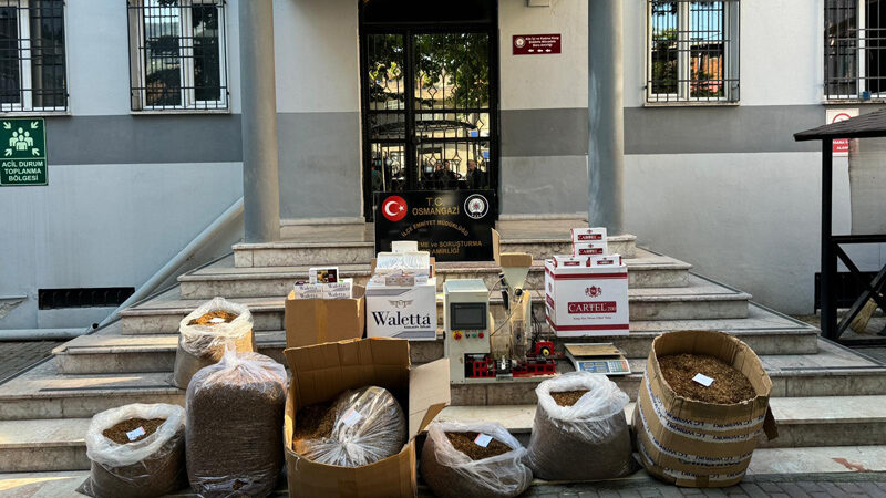 Bursa'nın Osmangazi ilçesinde bir eve düzenlenen operasyonda, kaçak sigara ve